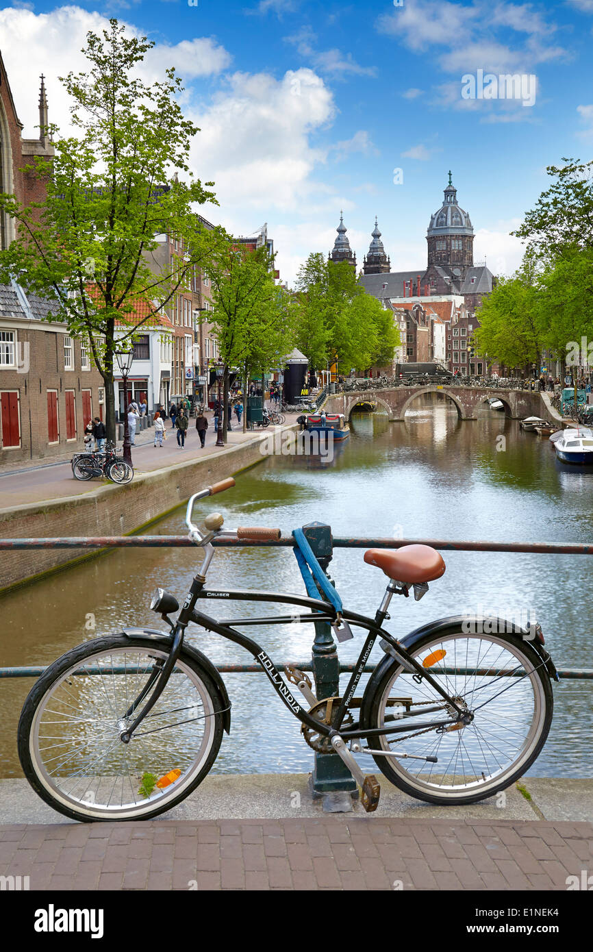 Amsterdam en bicicleta en el puente del canal, Holanda, Países Bajos Foto de stock