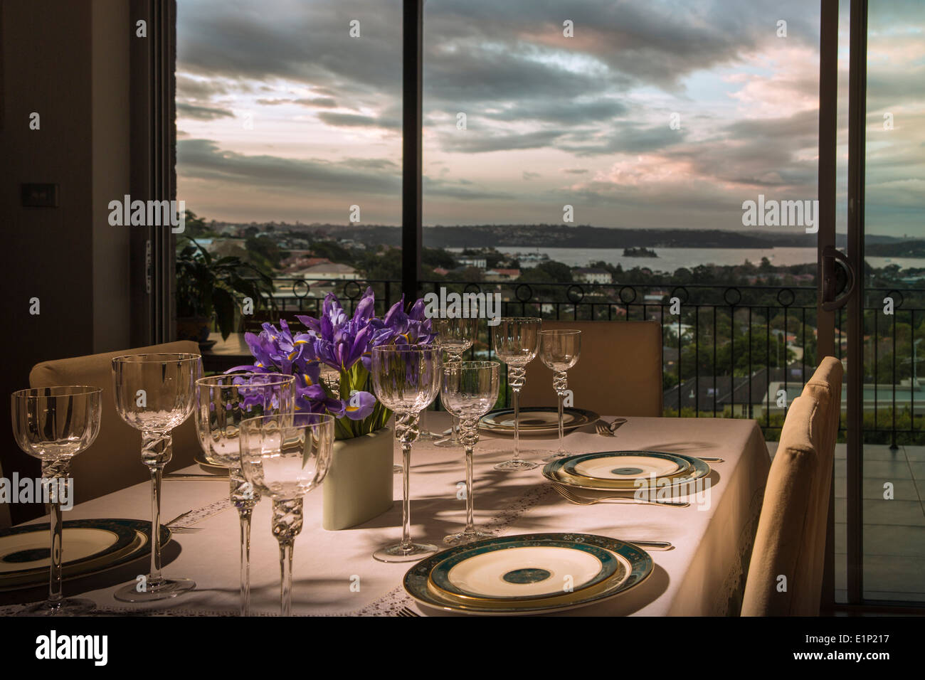 La mesa de la cena establecidos en una moda elegante con una adorable vista del puerto de Sydney al atardecer Foto de stock