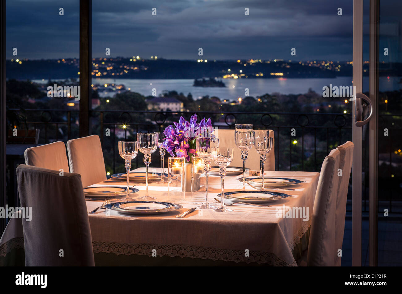 La mesa de la cena establecidos en una moda elegante con una adorable vista del puerto de Sydney al atardecer Foto de stock