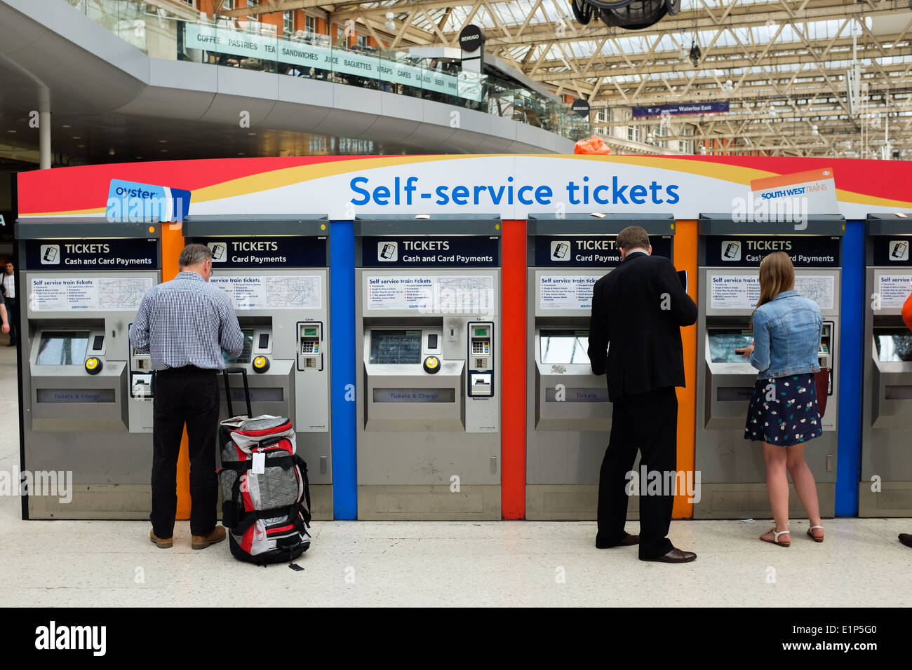 Autoservicio de máquinas expendedoras de billetes en la estación de trenes de Waterloo en Londres, Reino Unido. Foto de stock