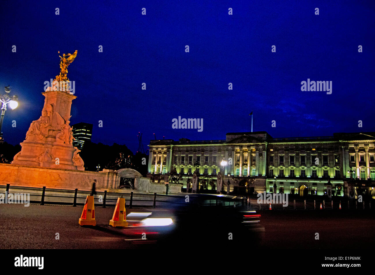 El Queen Victoria Memorial en frente del Palacio de Buckingham por la noche, la ciudad de Westminster, London, England, Reino Unido Foto de stock