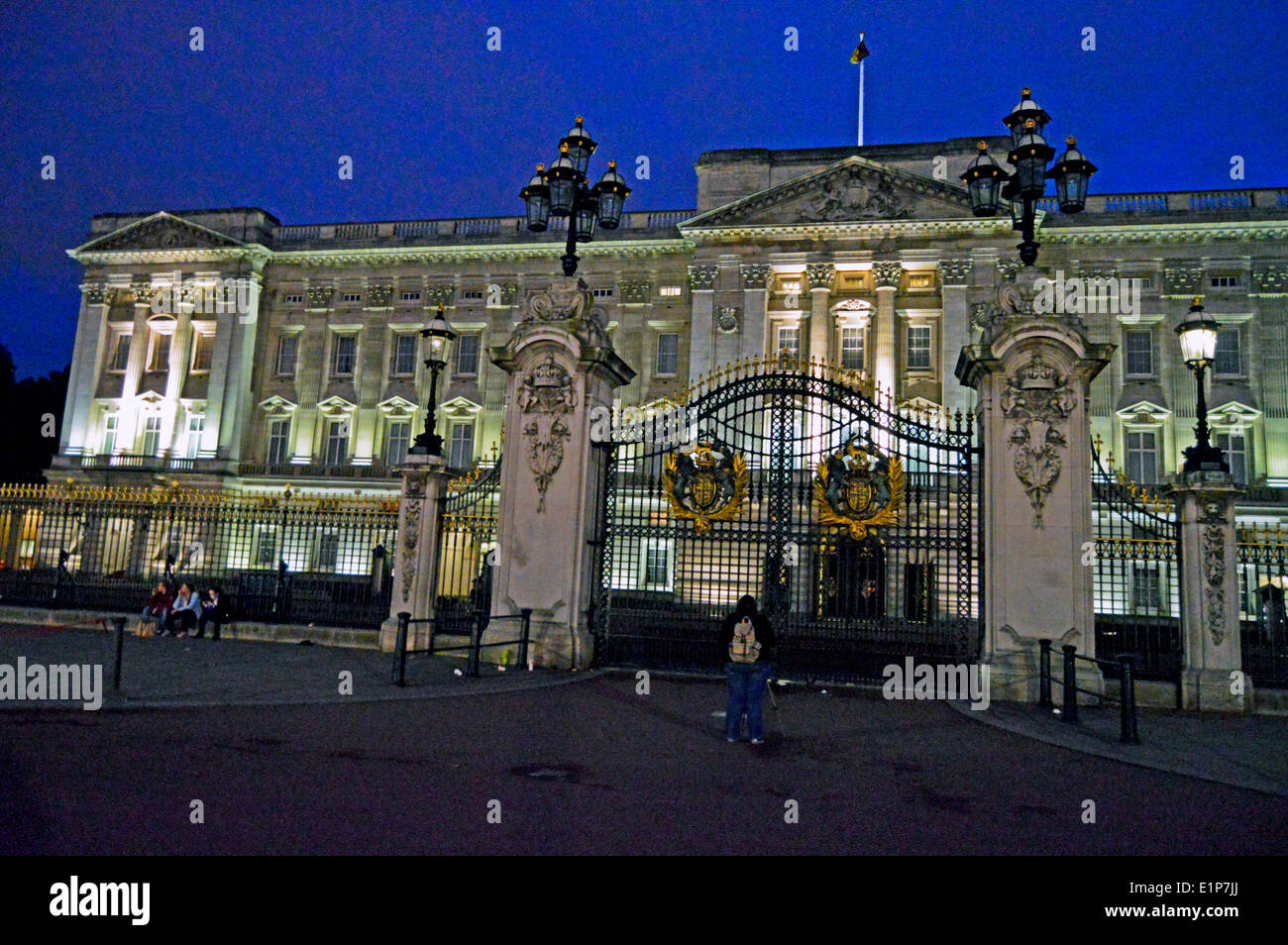 Fachada del Palacio de Buckingham por la noche, la ciudad de Westminster, London, England, Reino Unido Foto de stock