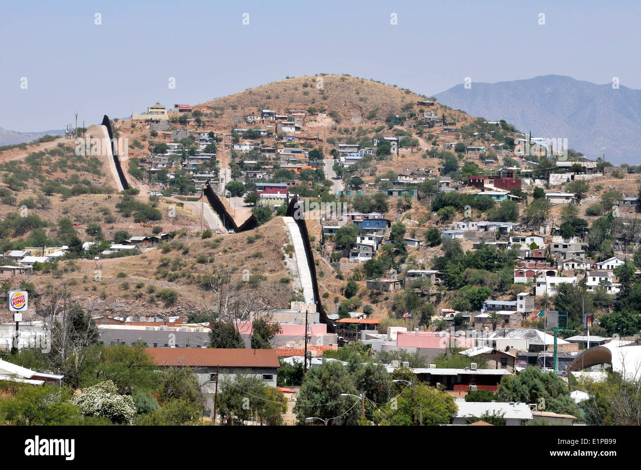 Una pared metálica, visto desde Arizona, marca la frontera