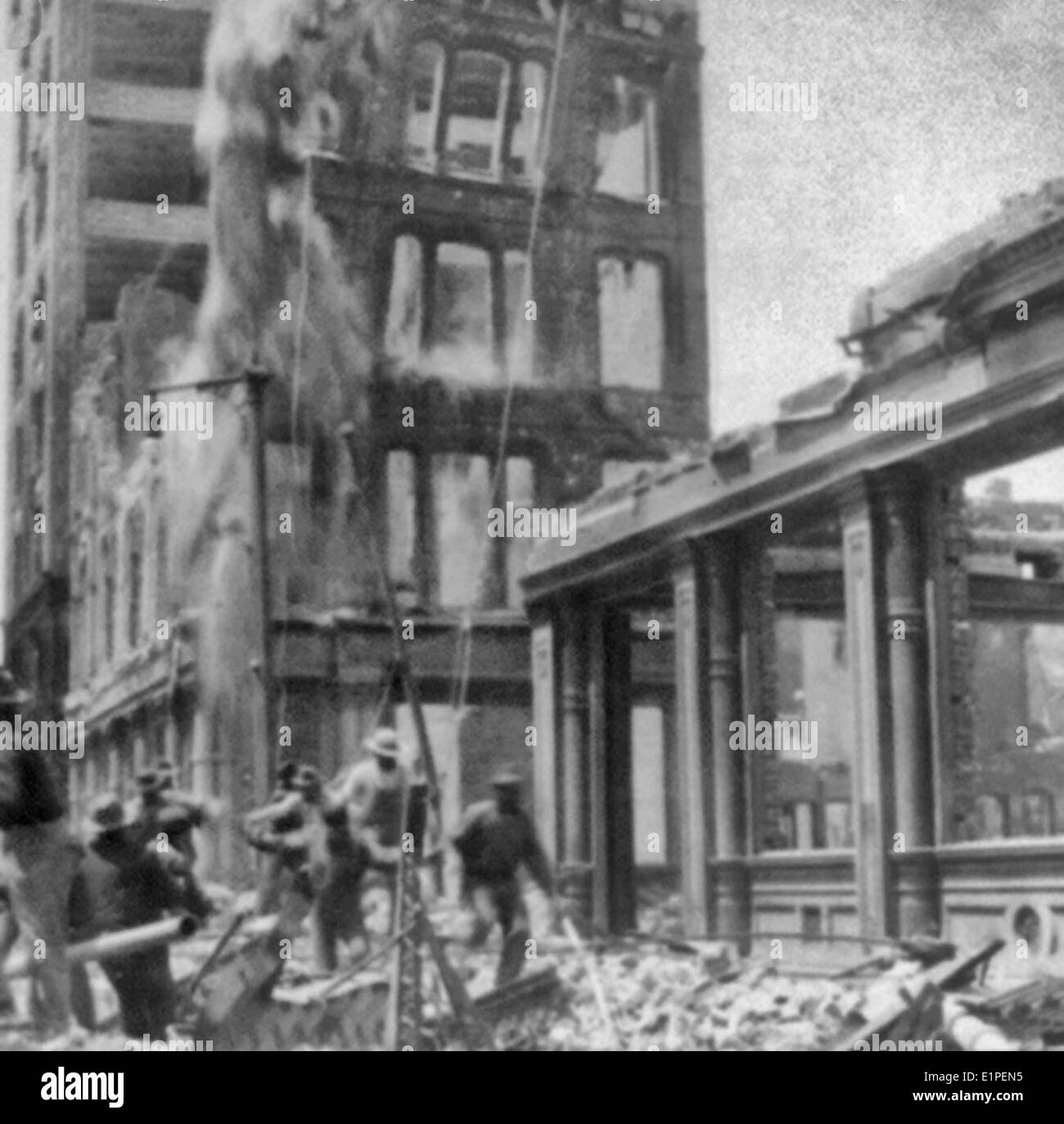 Tirar abajo las paredes de grandes edificios de negocios arruinado terremoto e incendio en San Francisco, abril de 1906 Foto de stock