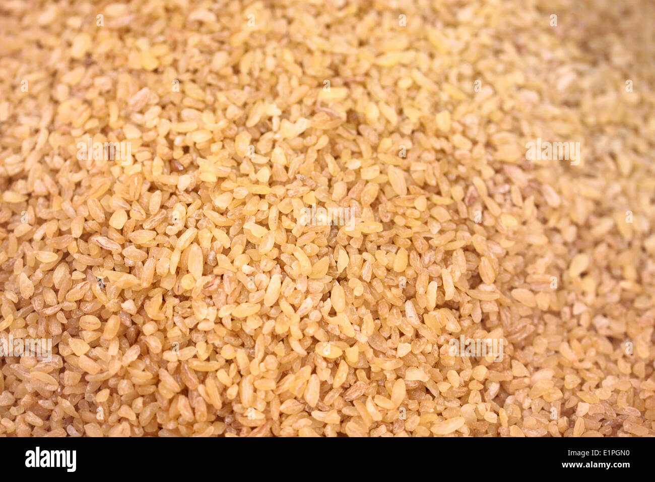 El arroz moreno por la comida natural de fondo. Foto de stock