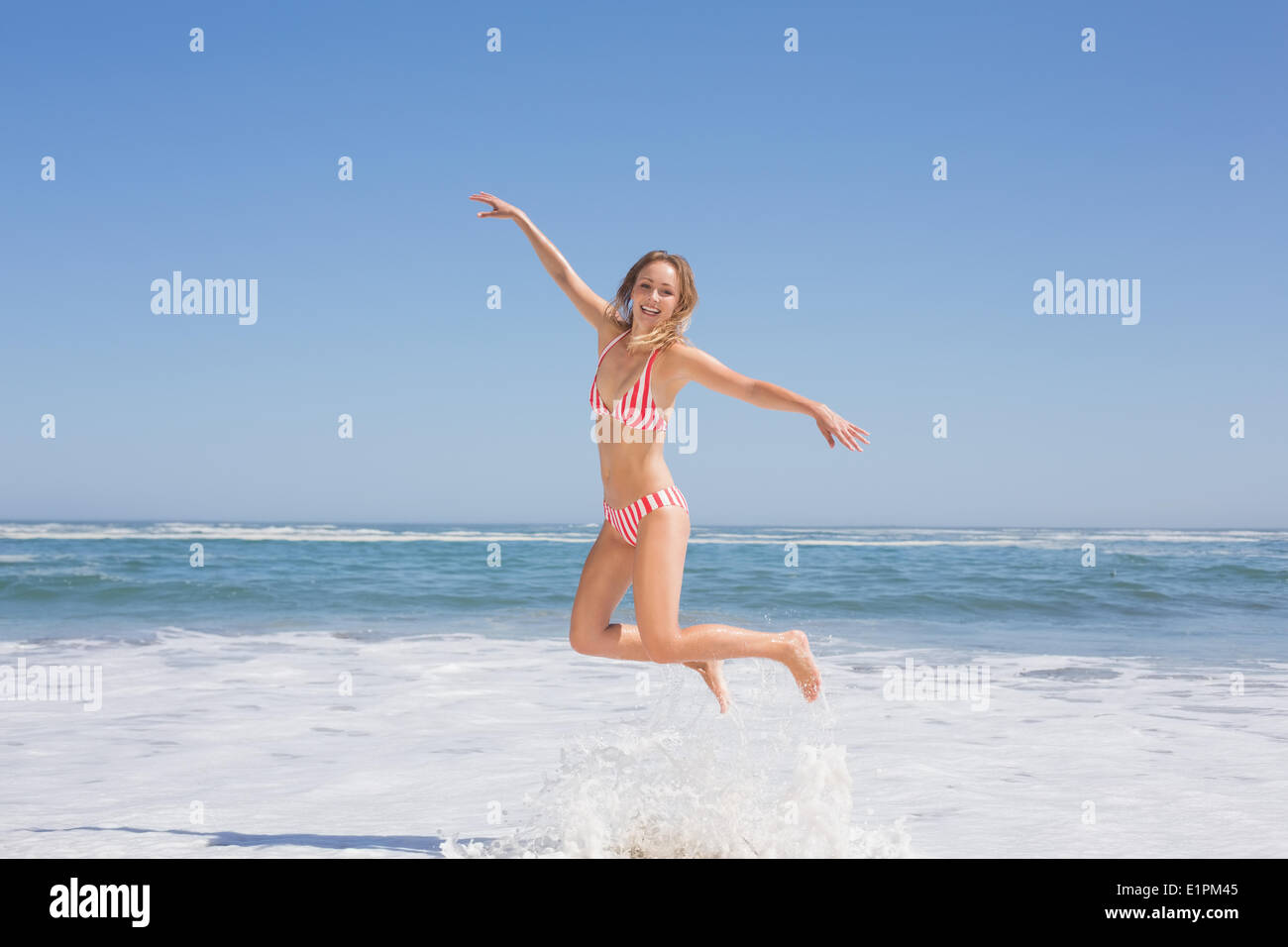 Mujer en bikini saltando en la arena fotografías e imágenes de alta  resolución - Alamy