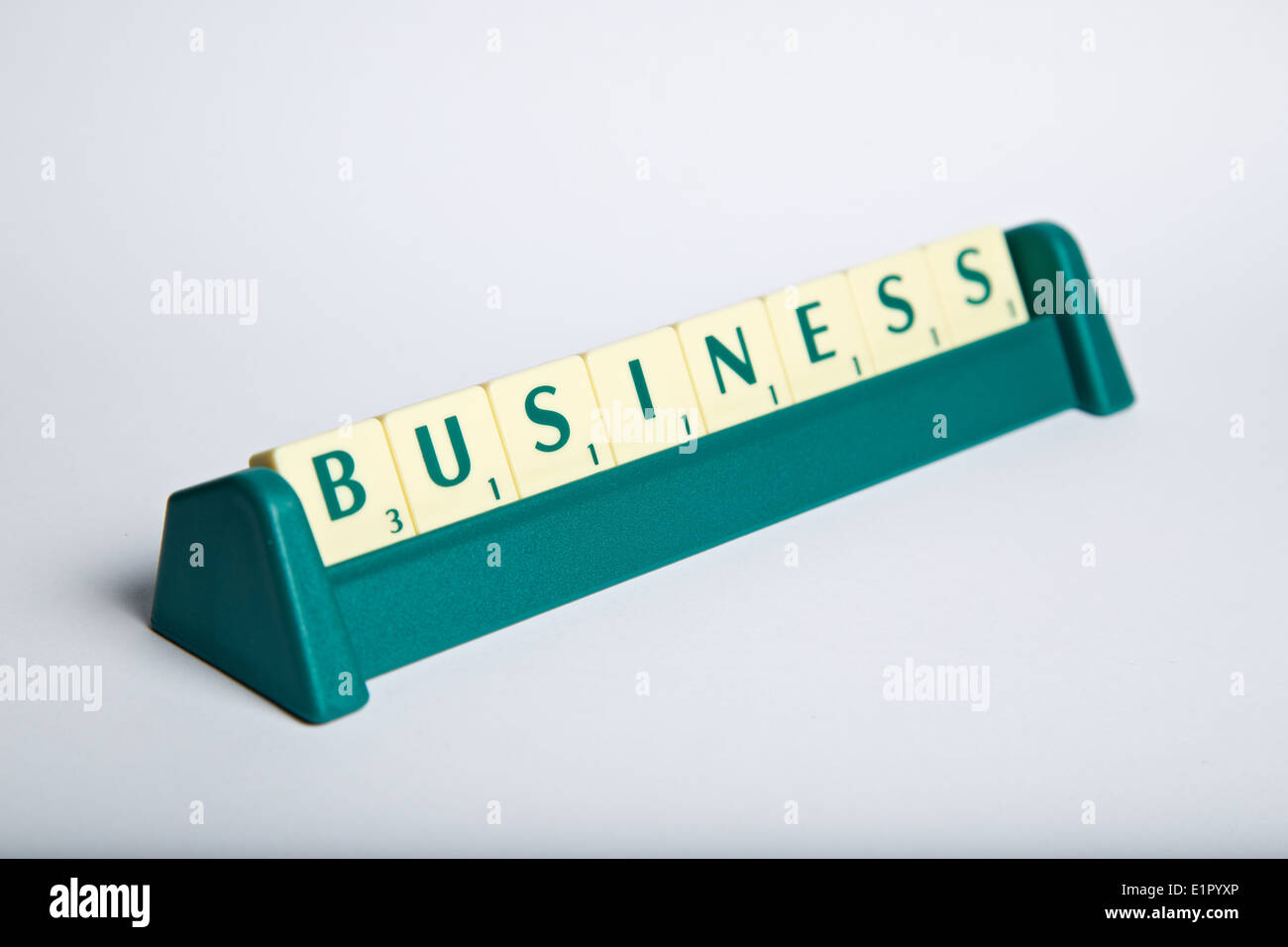 La palabra empresa en el Scrabble cartas en un rack de cartas Foto de stock