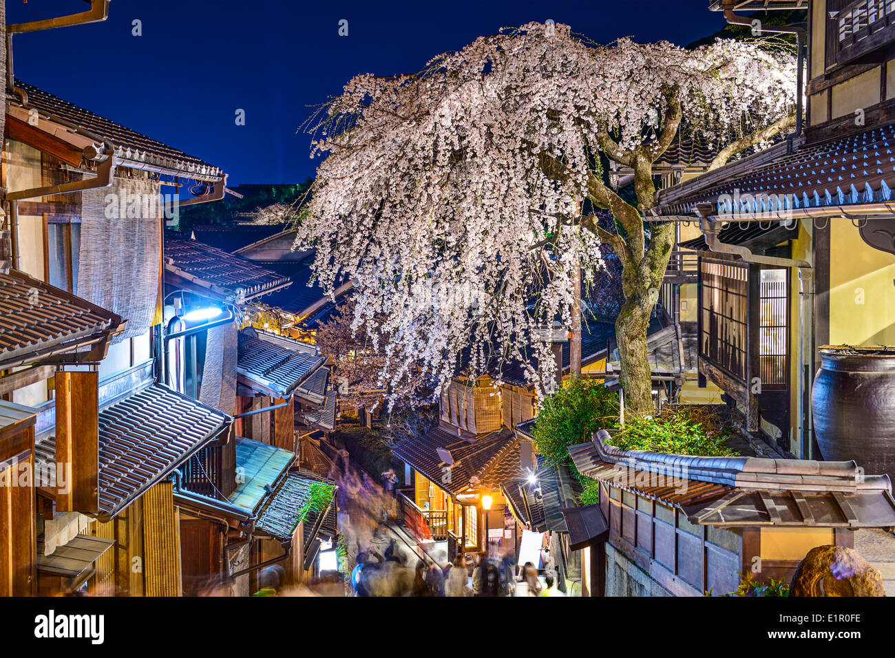 Kyoto, Japón en el Distrito Higashiyama en la primavera. Foto de stock