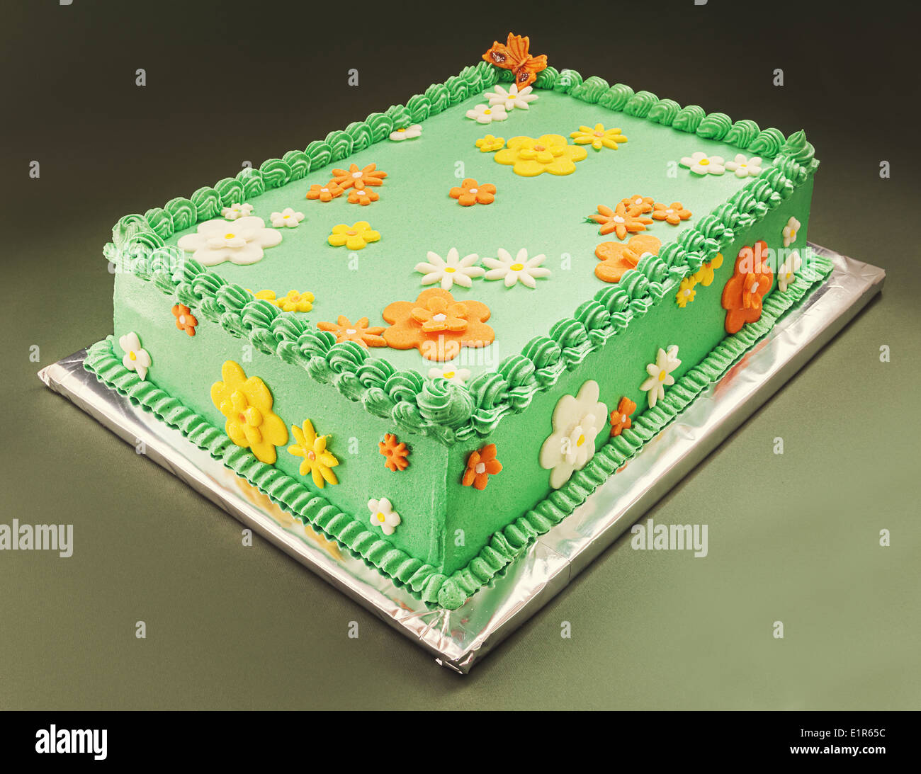 Decoración de un pastel de cumpleaños, simboliza el campo verde con