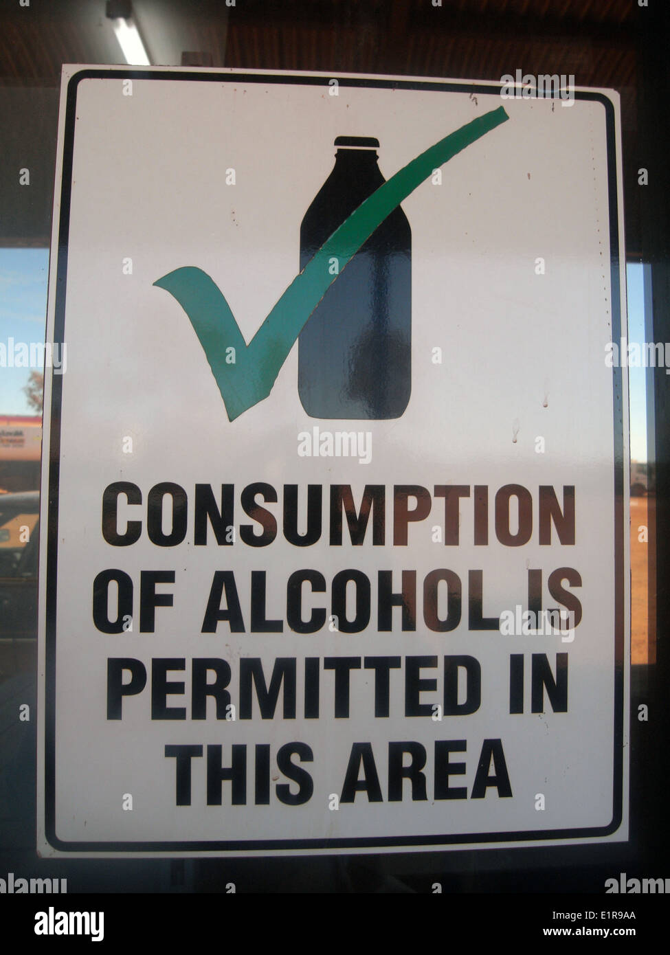 Signo que permite el consumo de alcohol, el camino en el truckstop Pilbara, Australia Occidental. No hay PR Foto de stock
