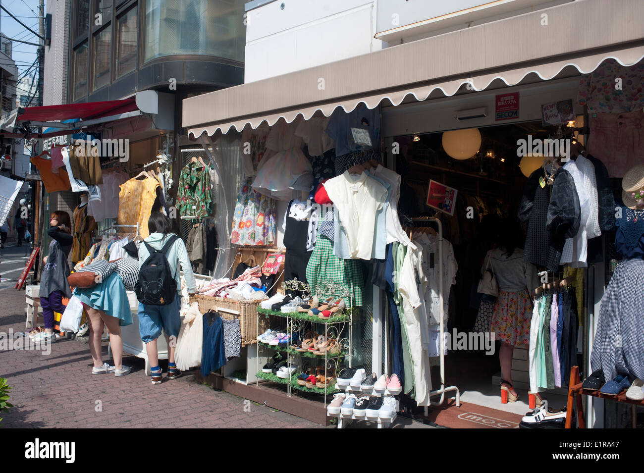 Tokio Japón 2014 - tienda de ropa en Shimokitazawa Foto de stock
