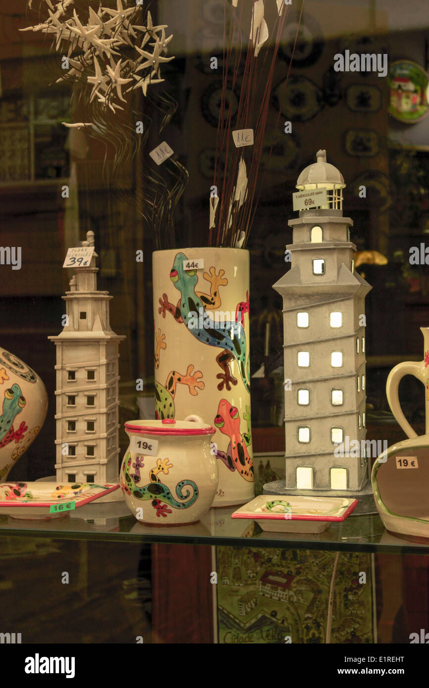 Faro Torre de Hércules vasija de cerámica, alfarería en una ventana de la  tienda de regalos, A Coruña, Galicia, España Fotografía de stock - Alamy