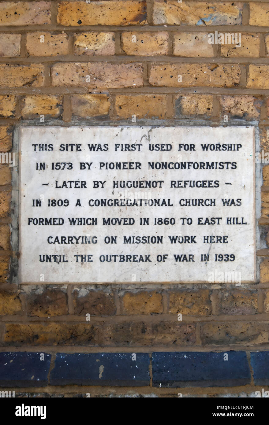 Placa marcando una iglesia sitio utilizado para el culto a partir de 1573 por inconformistas, más tarde por los hugonotes, Wandsworth, Londres, Inglaterra Foto de stock