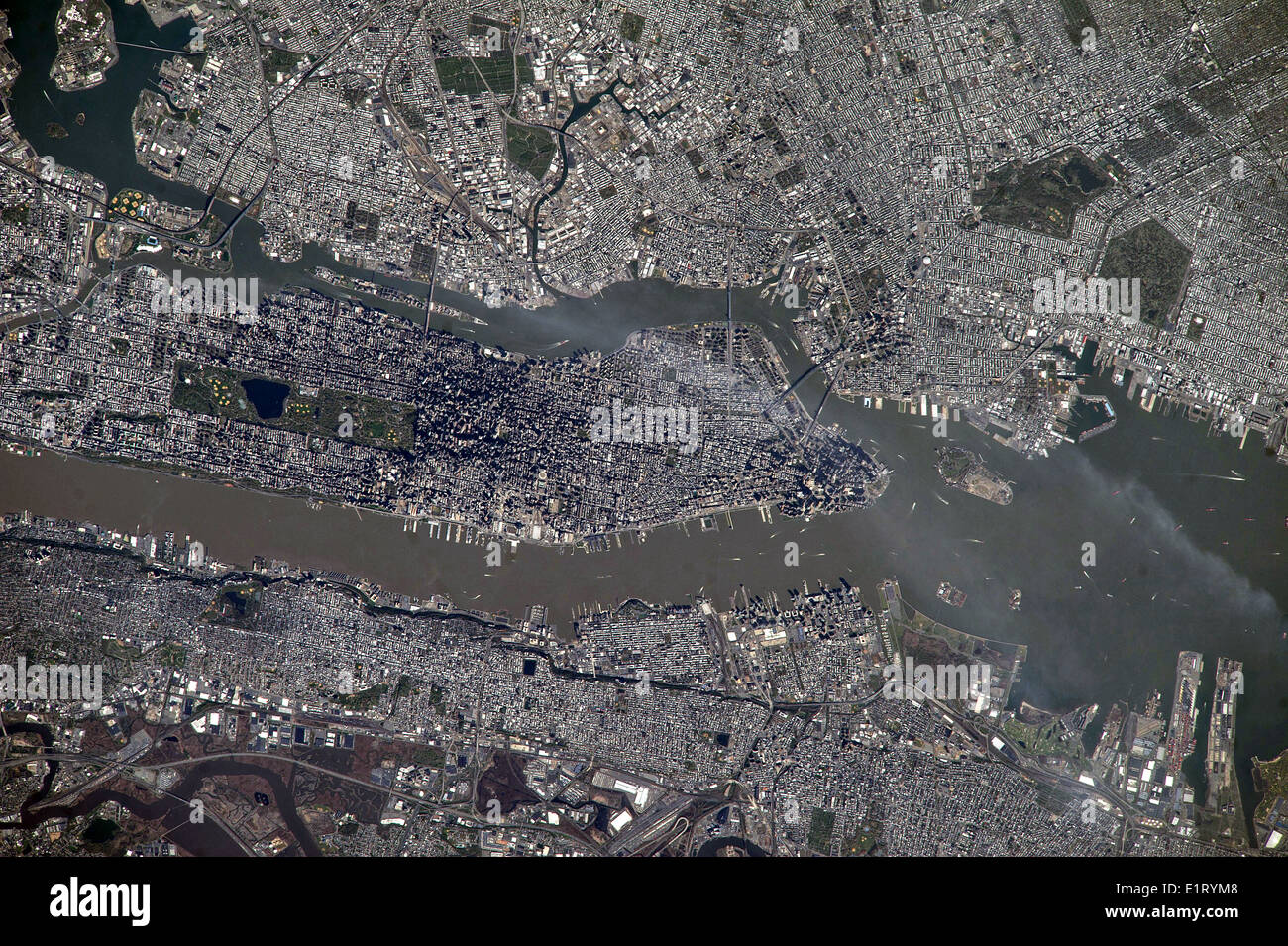 Vista desde la Estación Espacial Internacional de la ciudad de Nueva York, revelando la forma estrecha de Manhattan, situado entre el río Hudson y el East River el 5 de mayo de 2014. Foto de stock