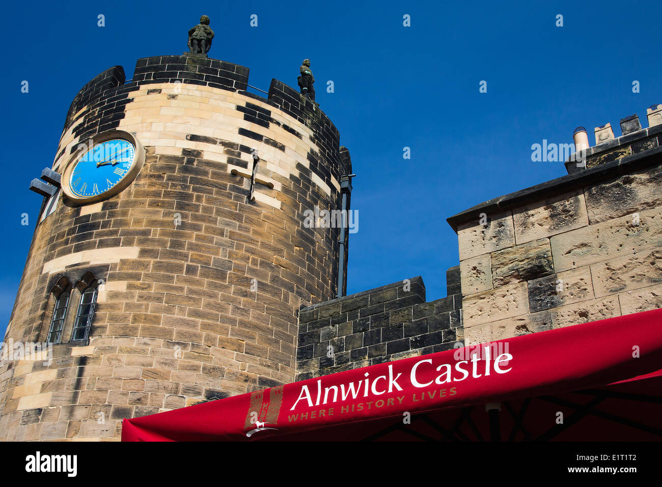 Patio del Castillo Alnwick con la torre del reloj, donde se filmó Harry Potter Foto de stock