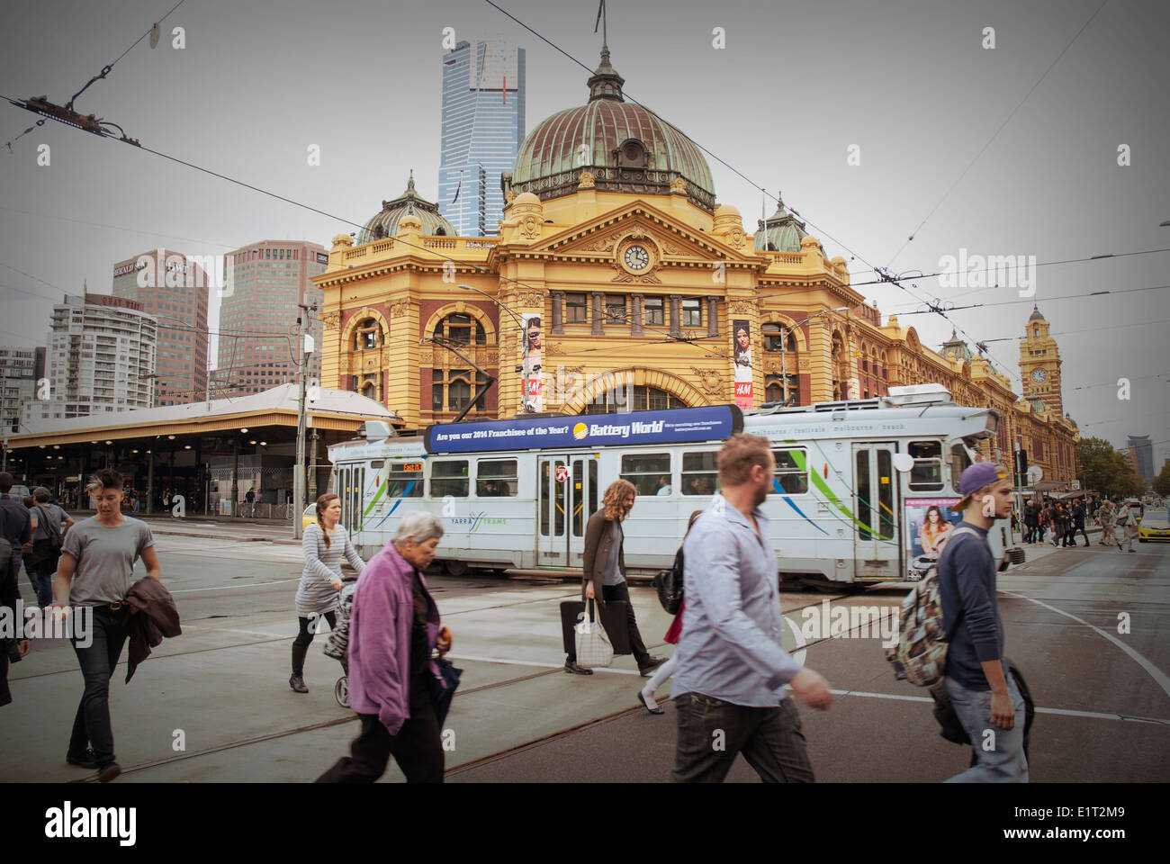 Los peatones cruce de carretera delante de la estación de Flinders Street, Melbourne, Australia Foto de stock