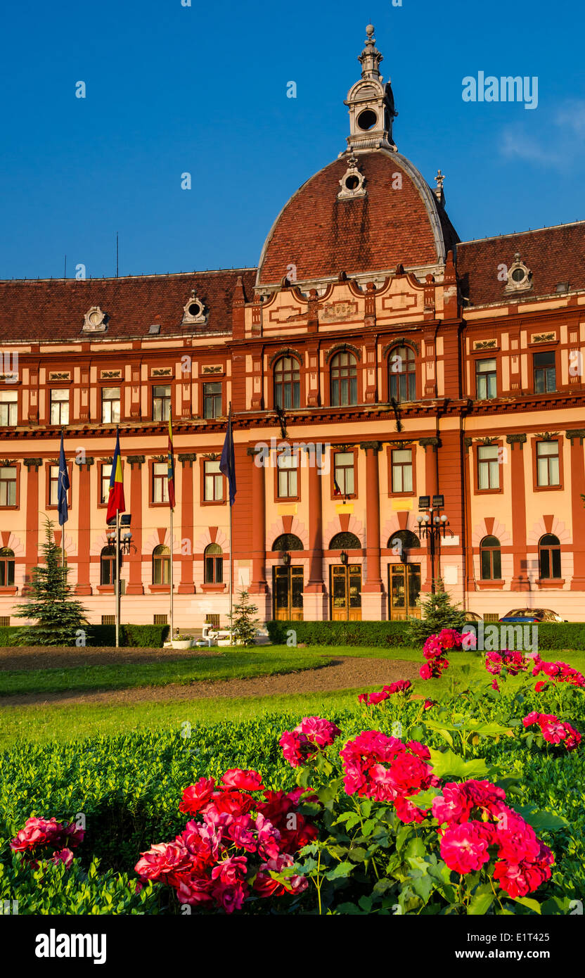 Edificio de la administración central del condado de Brasov, en Rumania, la arquitectura de estilo neobarroco del siglo XIX, Foto de stock