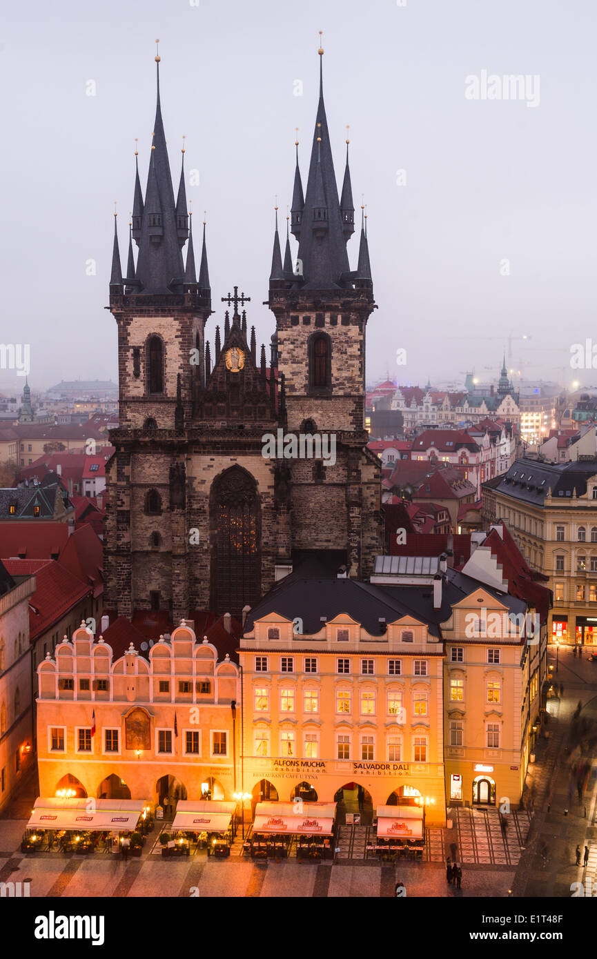 Stare Mesto, símbolo de Praga, la Iglesia de Nuestra señora de Tyn, con fachada gótica y torres de 80 metros de altura. República Checa. Foto de stock