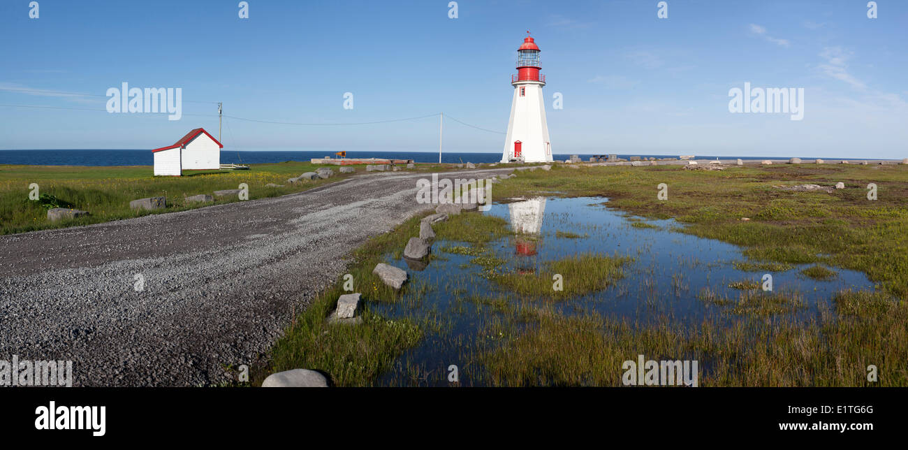 Imagen panorámica cosidos digitalmente el punto Riche Lighthouse Port au Choix National Historic Site en el Gran Norte Foto de stock
