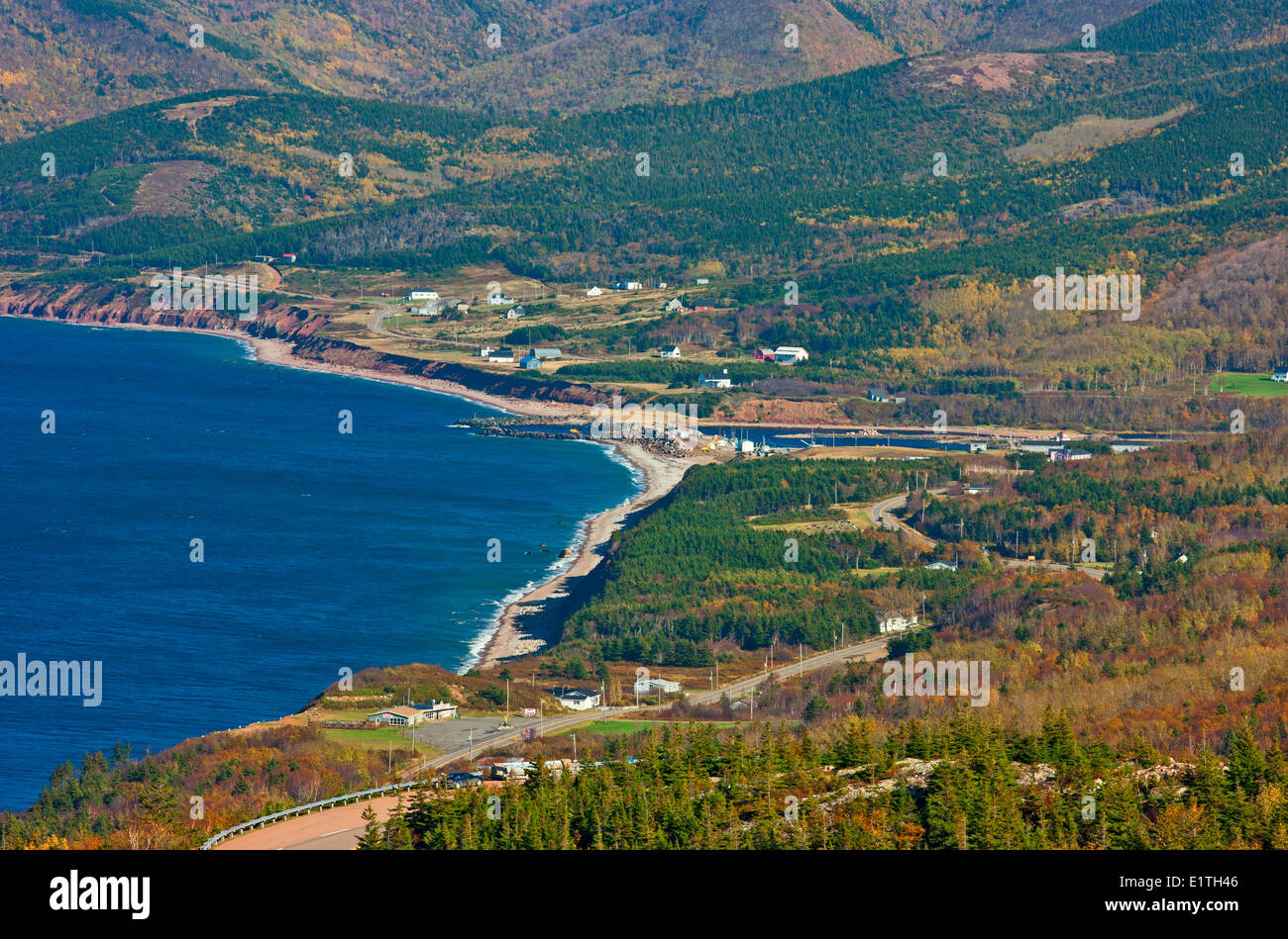 Vista de la Bahía agradable de Cape Breton Highlands, Parque Nacional de Cape Breton, Nova Scotia, Canadá Foto de stock