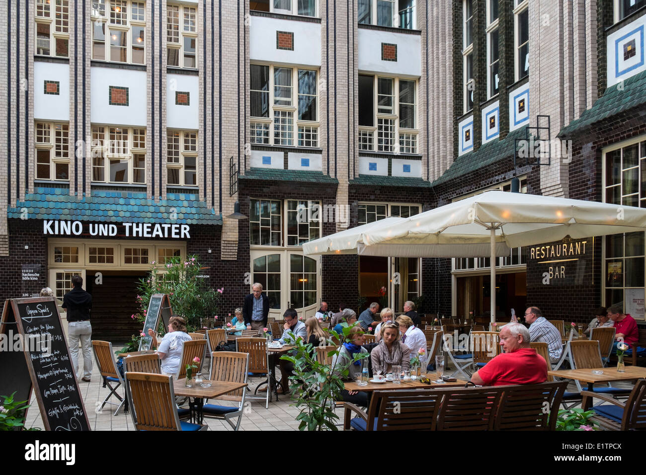 Cafetería concurrida en el histórico patio Hackerscher Markt en Alemania Berlín Mitte Foto de stock