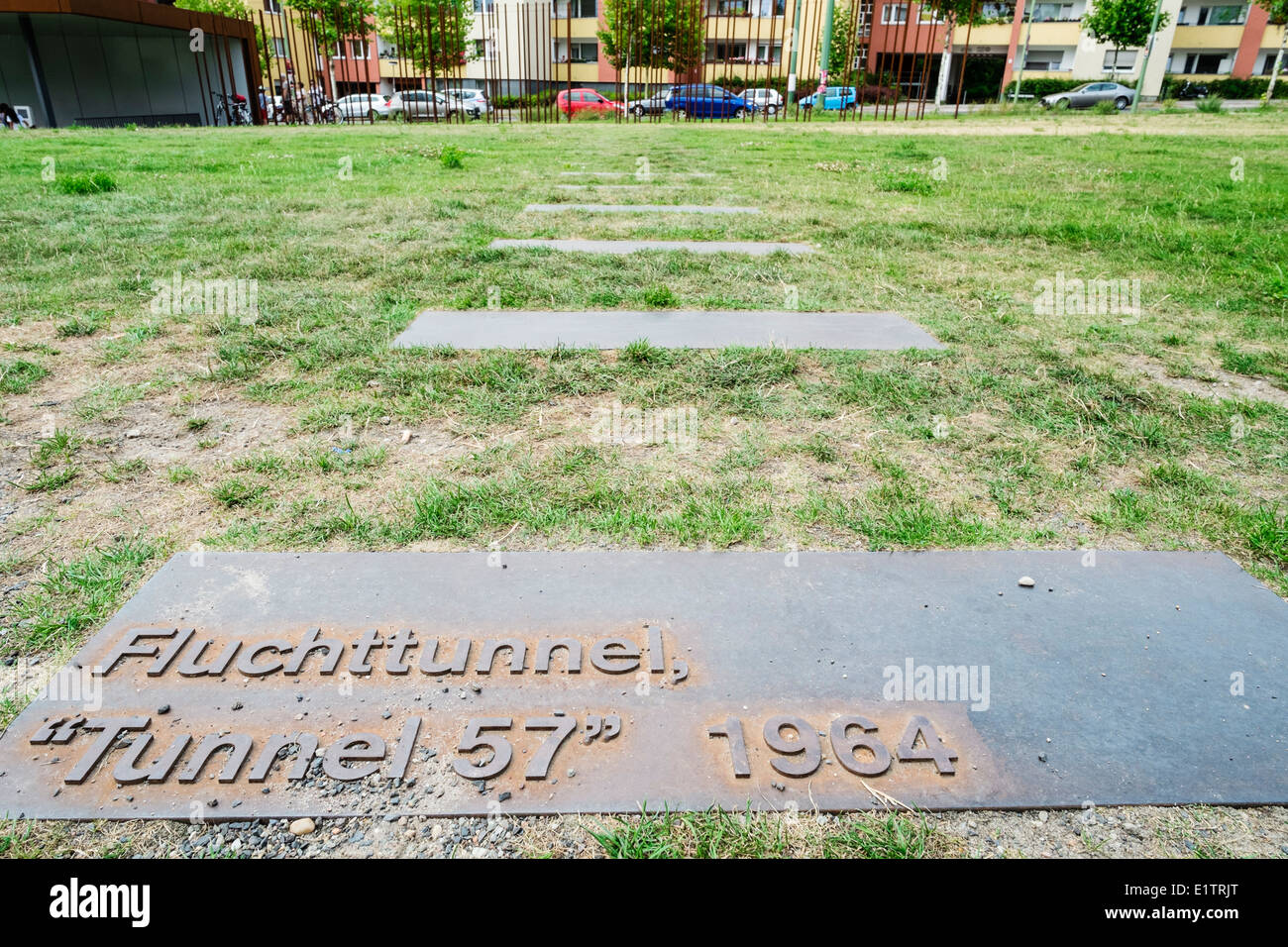 Placa marca la ubicación del túnel de escape 57 en la antigua franja de muerte del Muro de Berlín en Bernauer Strasse, en Berlín, Alemania Foto de stock