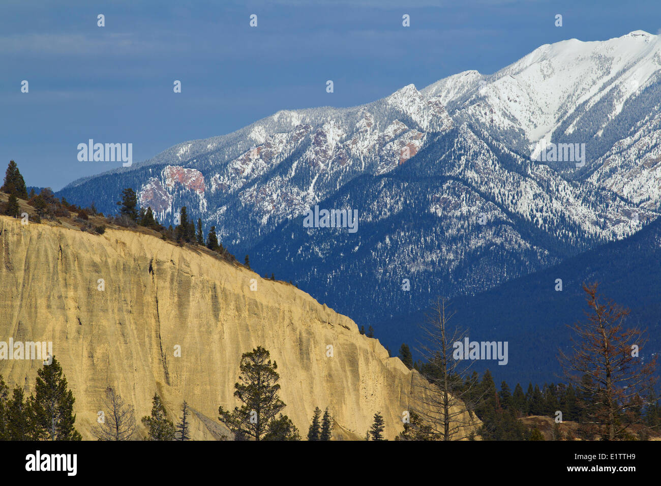 Hoodoos y cubierto de nieve y montañas kootney oriental, Dutch Creek, British Columbia, Canadá Foto de stock