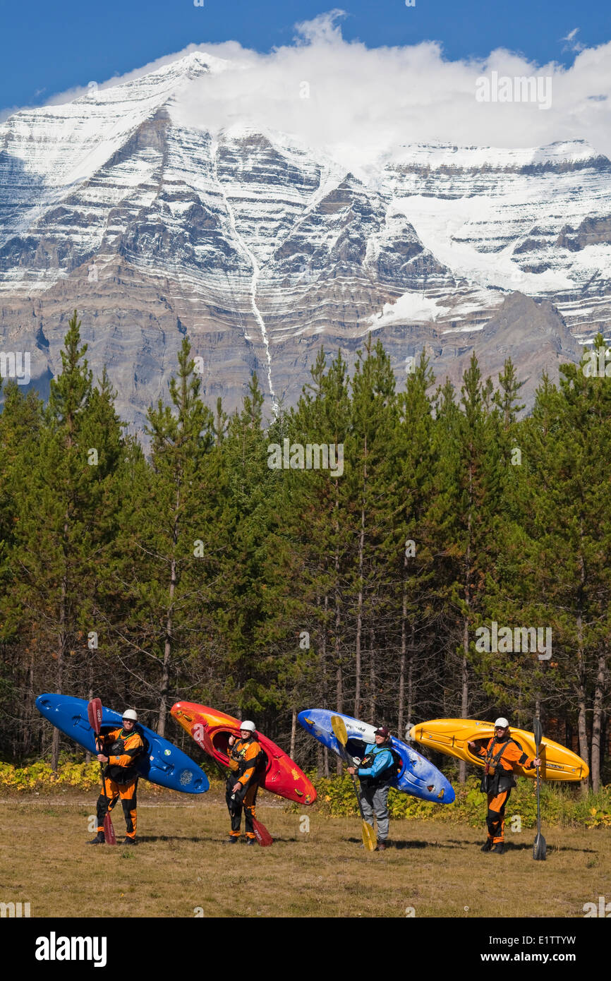 Un grupo de kayakistas posar para una foto después de kayak en el río Fraser, el Monte Robson Provinical Park, A.C. Foto de stock