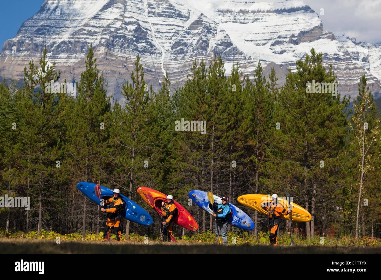 Un grupo de kayakistas posar para una foto después de kayak en el río Fraser, el Monte Robson Provinical Park, A.C. Foto de stock