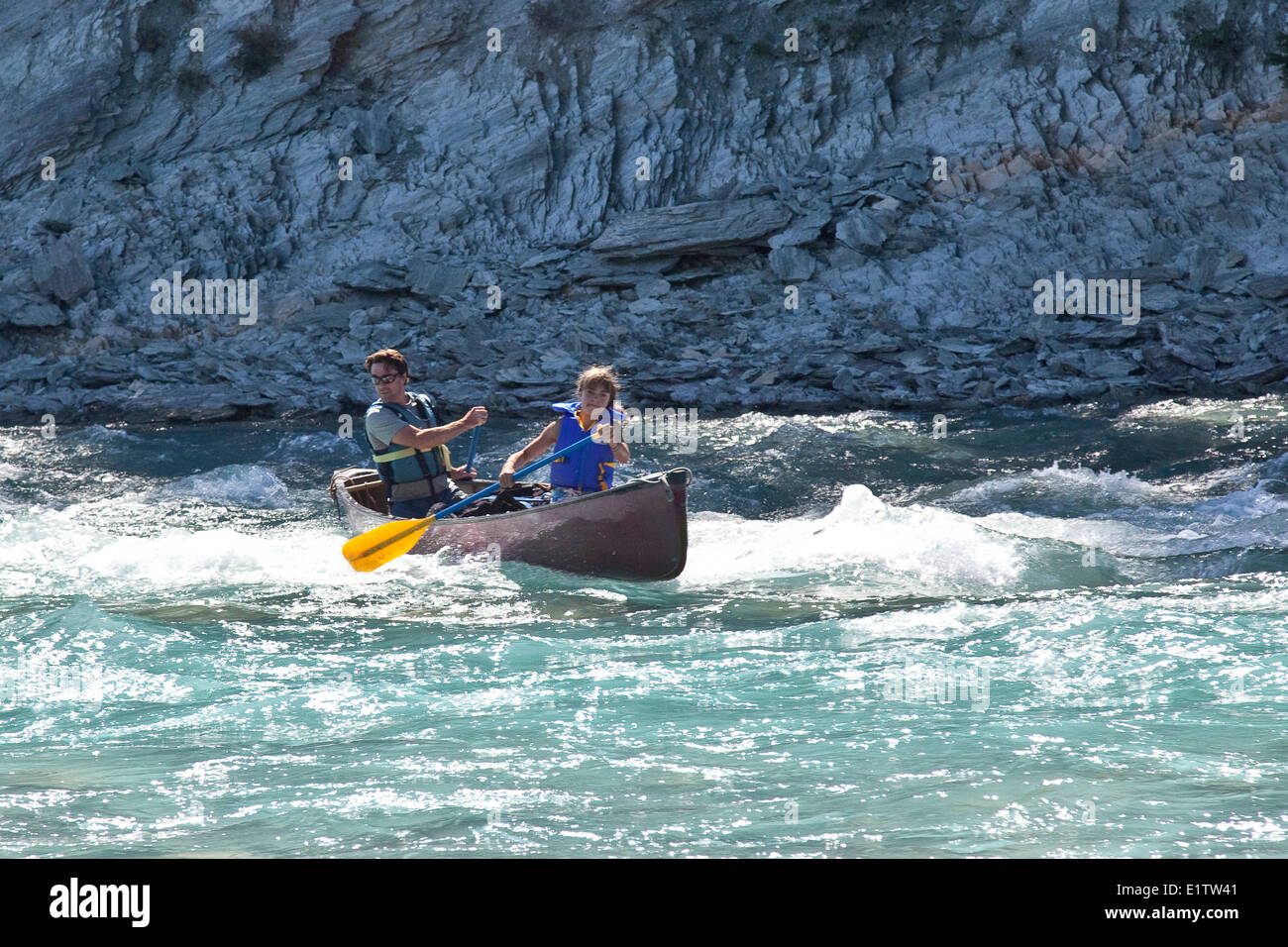 Padre e hija, remo en canoa el río Kootenay, Parque Nacional de Kootenay, BC, Canadá. Foto de stock