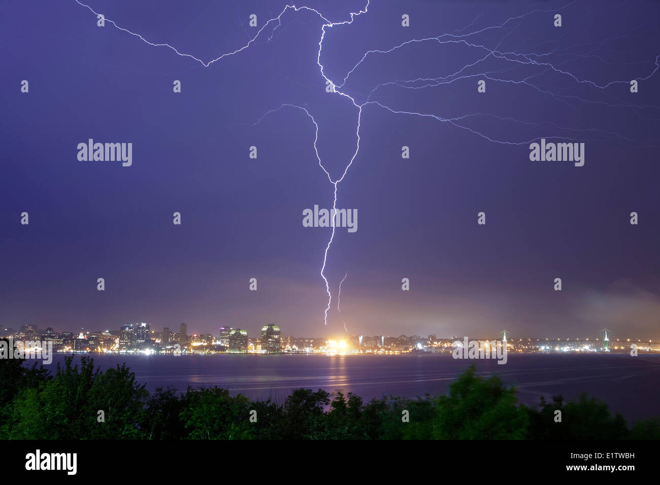 Un perno lightning llena el cielo sobre el puerto de Halifax y golpea una torre de comunicaciones en Halifax, Nova Scotia Foto de stock