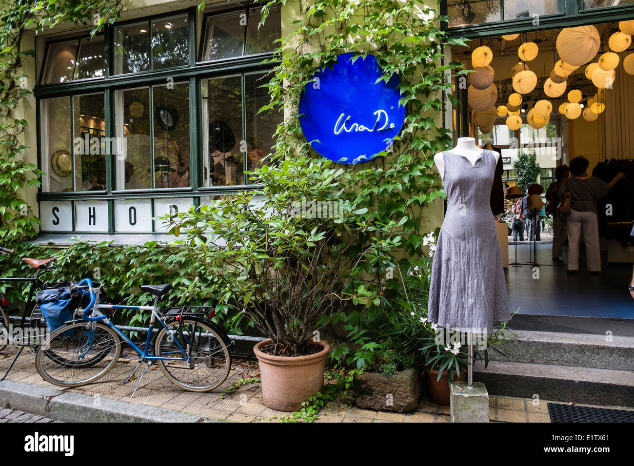 Lisa D fashion shop en patio de Hackescher Markt de Berlín en Alemania Foto de stock