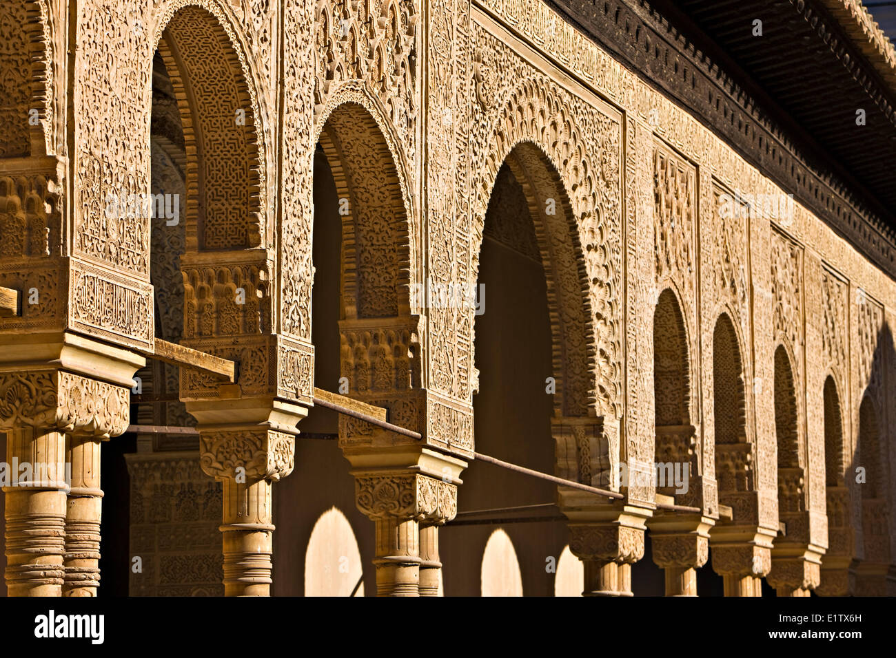 Las columnas de detalles en la Cámara de los Leones (cuarto de los leones), el Royal House (Casa Real), La Alhambra (La Alhambra). Foto de stock