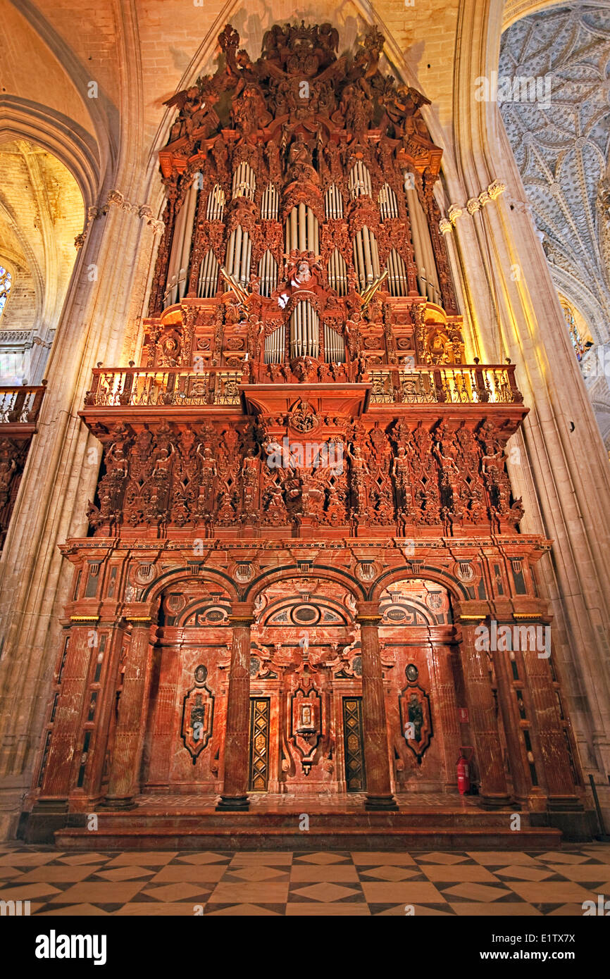 Órgano de tubos en el interior de la Catedral de Sevilla La Giralda (torre campanario/minarete) un sitio de Patrimonio Mundial de la UNESCO la ciudad de distrito de Santa Cruz Foto de stock