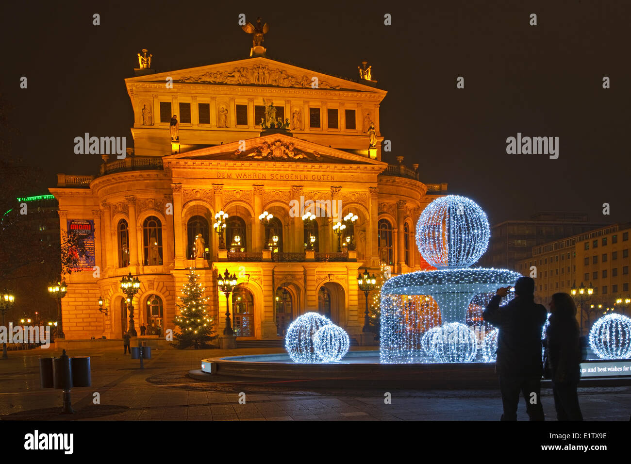 La antigua Ópera, Alte Oper Frankfurt, y su fuente decorada con Luces al atardecer, el centro de Frankfurt, Hessen, Alemania, E Foto de stock