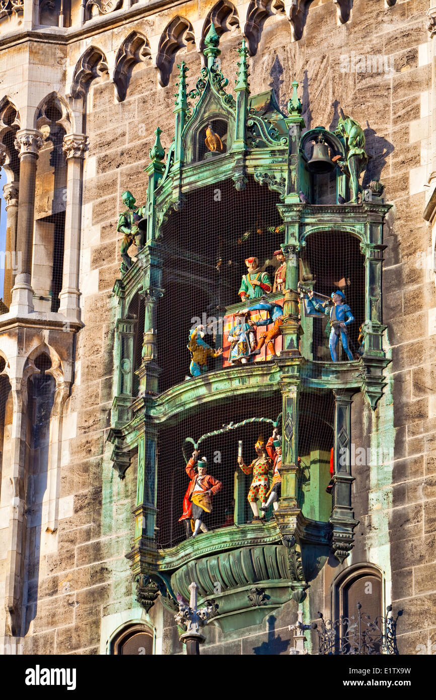El Glockenspiel en la torre principal del Neues Rathaus (Ayuntamiento Nuevo) en la plaza Marienplatz, en la ciudad de München (Munich) Baviera Foto de stock