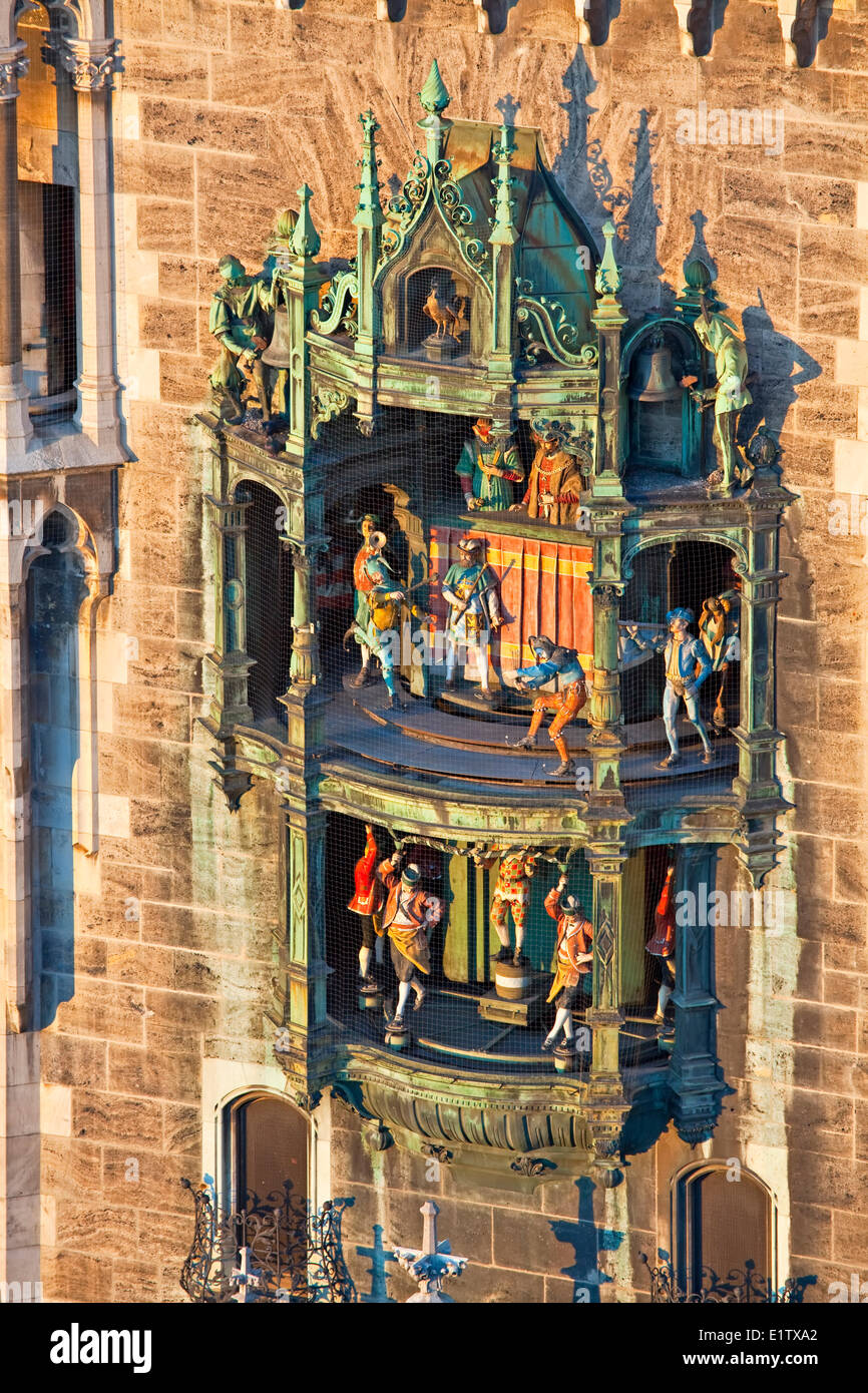 El Glockenspiel en la torre principal del Neues Rathaus (Ayuntamiento Nuevo) en la plaza Marienplatz, en la ciudad de München (Munich) Baviera Foto de stock
