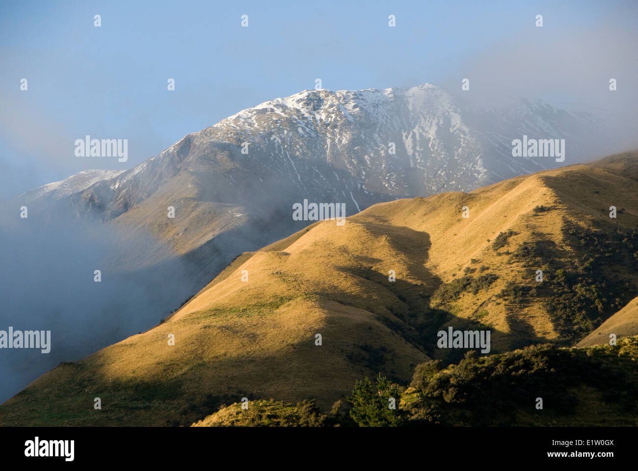 Colinas y montañas cubiertas de nieve, Superior Rakaia Valle, Canterbury, Isla del Sur, Nueva Zelanda Foto de stock