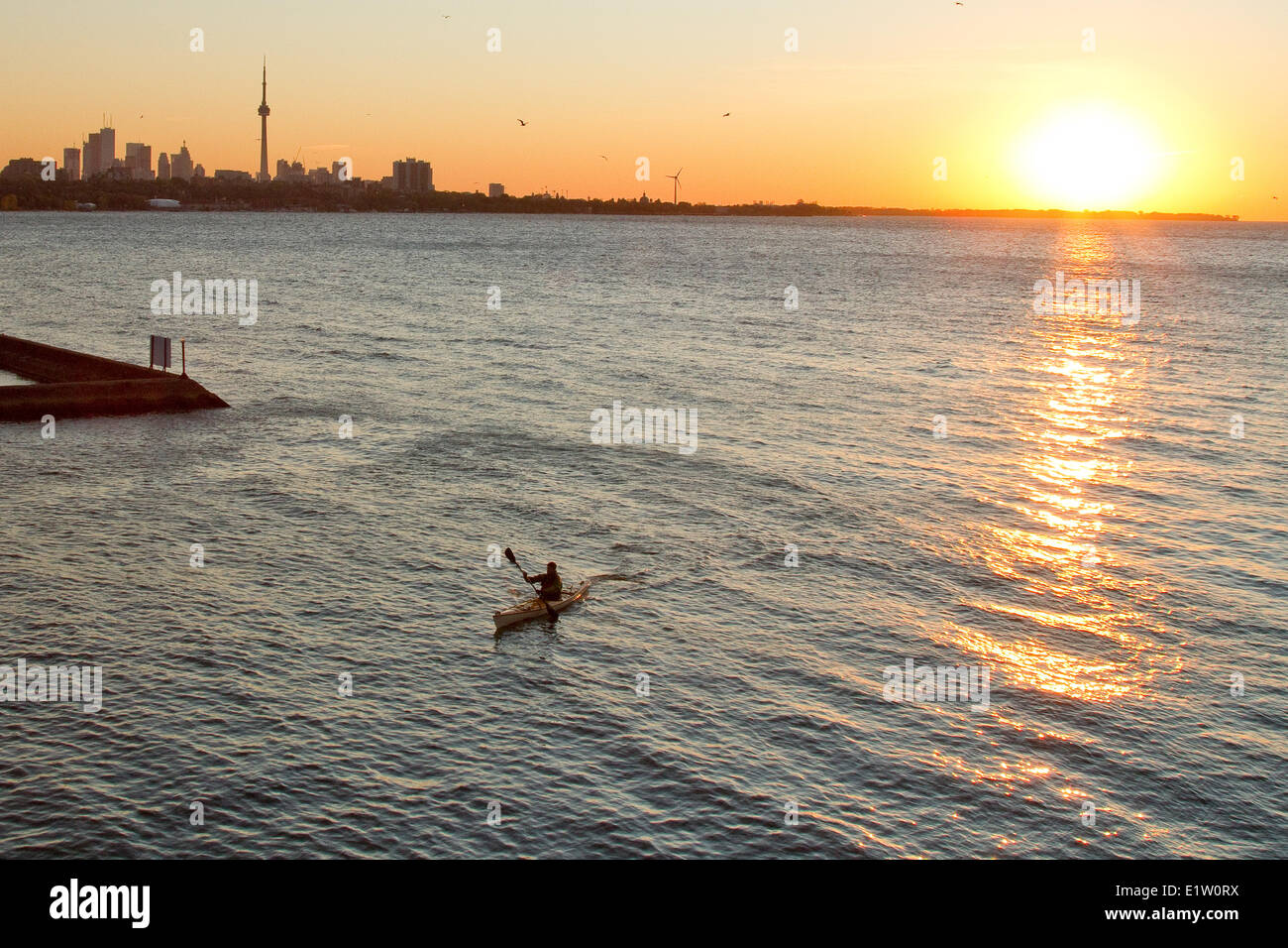 Joven remar kayak en el Lago Ontario en la entrada al Río Humber, Toronto, Ontario, Canadá. Foto de stock
