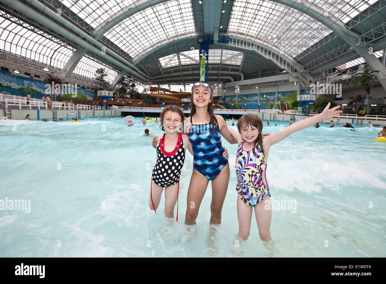 Tres niñas teniendo un gran momento en el parque acuático en el West Edmonton Mall en Edmonton, Alberta, Canadá. Foto de stock