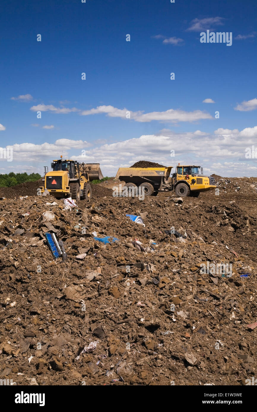 Cargadora Volvo sobre una colina en un sitio de gestión de residuos, Quebec, Canadá Foto de stock