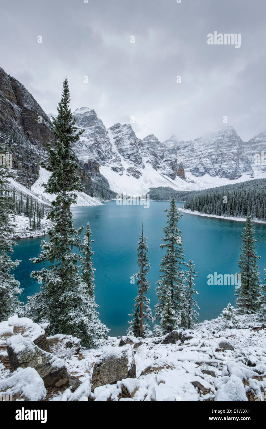 El lago Moraine y el Valle de los Diez Picos después de una tormenta de nieve. Parque Nacional de Banff, Alberta, Canadá. Foto de stock