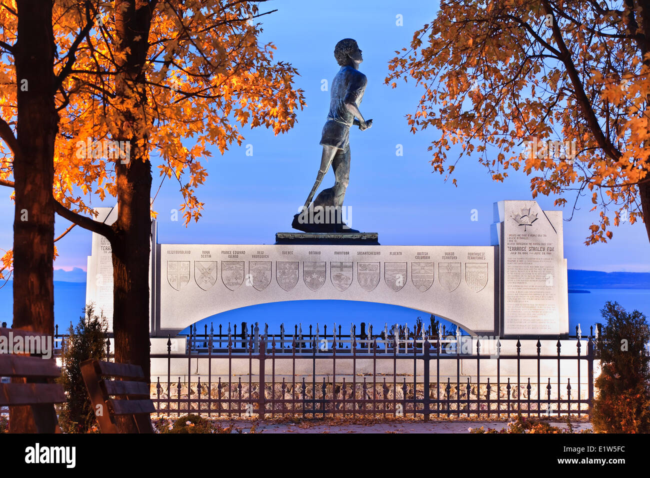 Terry Fox memorial estatua al amanecer, Thunder Bay, Ontario, Canadá Foto de stock