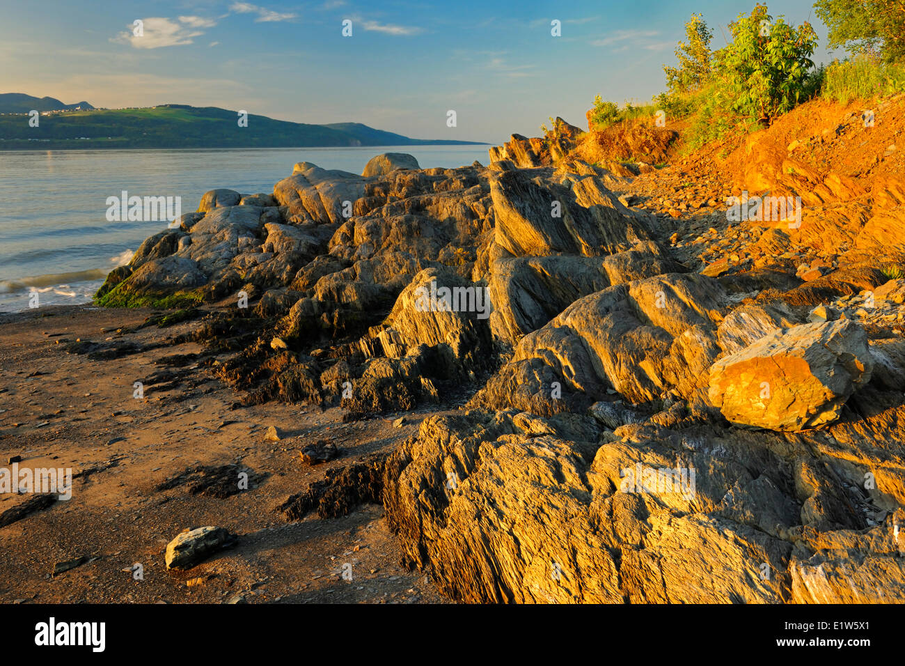 Orilla rocosa del Golfo de San Lorenzo, Iles aux Coudres, Quebec, Canadá Foto de stock