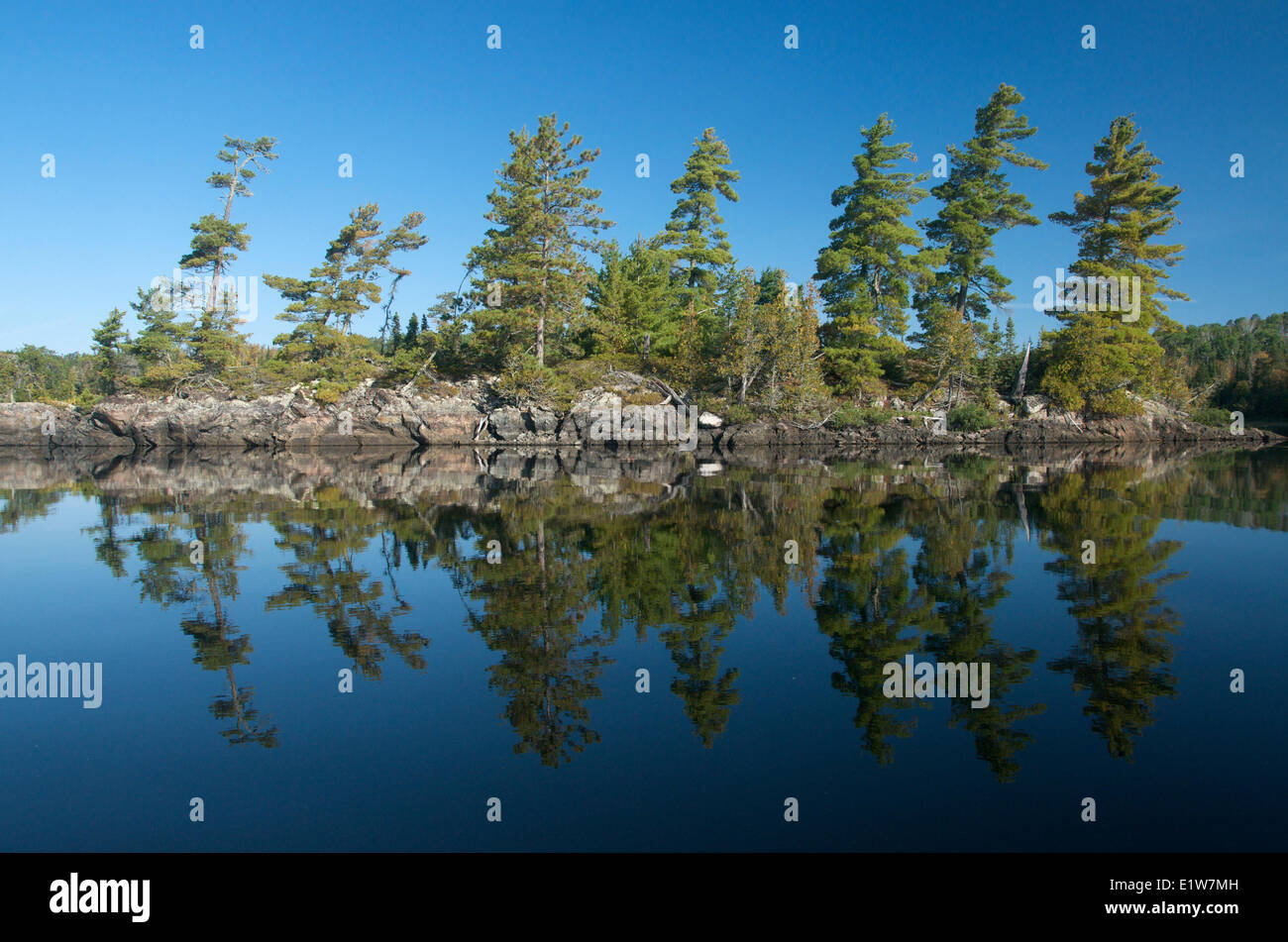 El lago, el bosque boreal y la isla de Canadian Shield rock en el Parque Provincial Quetico, Ontario, Canadá Foto de stock