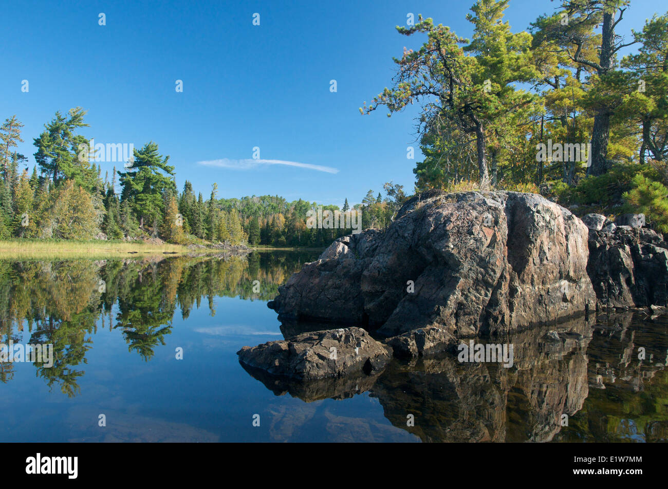 El lago, el bosque boreal y la isla de Canadian Shield rock en el Parque Provincial Quetico, Ontario, Canadá Foto de stock