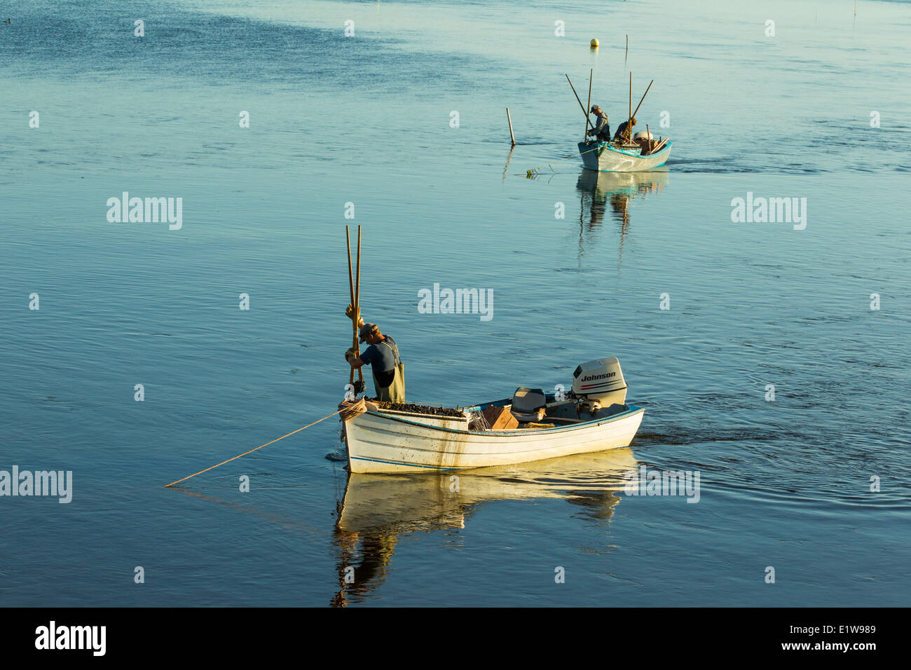 Pescadores de ostras, Cascumpec Bay, Isla del Príncipe Eduardo, Canadá Foto de stock