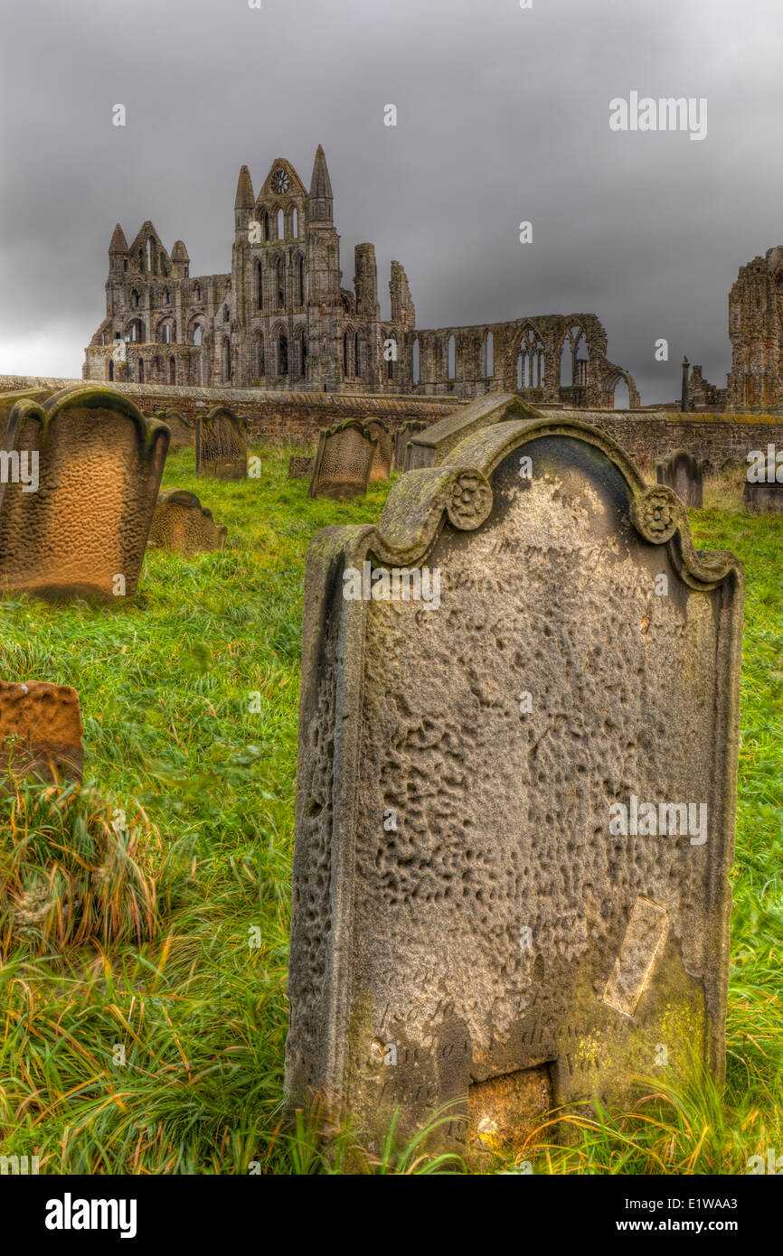 Whitby Abbey y del antiguo cementerio, Whitby, North Yorkshire, Reino Unido Foto de stock
