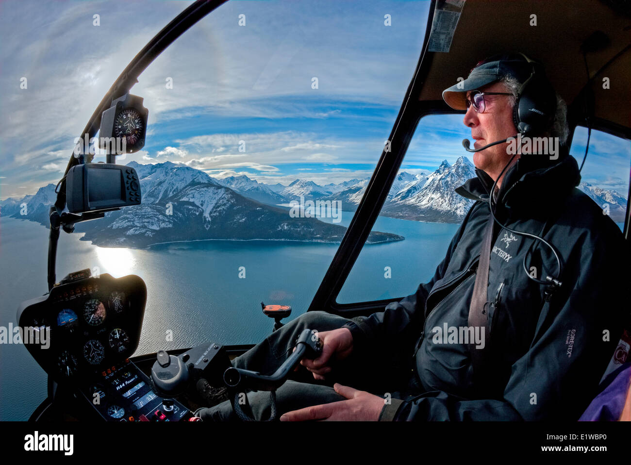 Piloto de helicóptero, Chilko Lake, Coast Mountains, British Columbia, Canadá Foto de stock