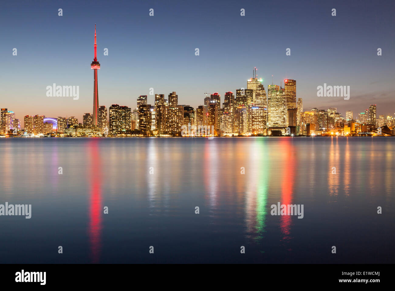 Luces de noche en la ciudad de Toronto Ontario Canada visto desde Algonquin Island - una de las Islas de Toronto Foto de stock